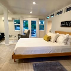 Private Cottage · Mid-Century Modern · Garden
