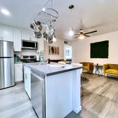 USt7 · Remodeled 3BR Apt · Downtown Sac · Walk Everywhere