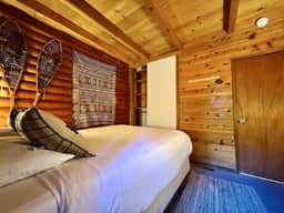 Aaron · Cozy Tahoe Vista Cabin · Walk to Beach · Pet-Friendly