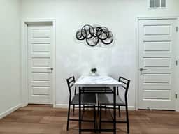 Private Guest Suite · Quiet Woodland Neighborhood