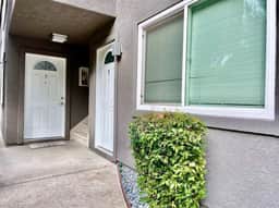 USt5 · Remodeled 2BR · Ground Floor · Gated · Walk to Midtown