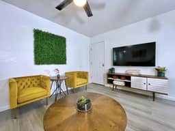 USt7 · Remodeled 3BR Apt · Downtown Sac · Walk Everywhere