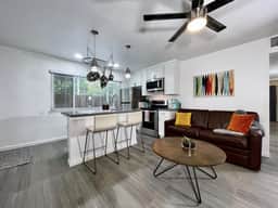 USt7 · Remodeled 3BR Apt · Downtown Sac · Walk Everywhere