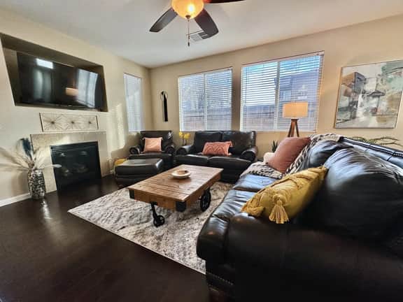 Dragon · 3BR · Garage Parking · 10 Min to SMF & Downtown