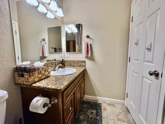 Dragon · 3BR · Garage Parking · 10 Min to SMF & Downtown