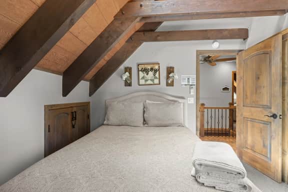 MeadowVale · 4BR Tahoe Retreat · Arcade · 2 Fireplaces · Huge Yard