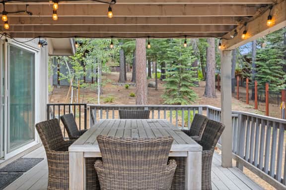MeadowVale · 4BR Tahoe Retreat · Arcade · 2 Fireplaces · Huge Yard
