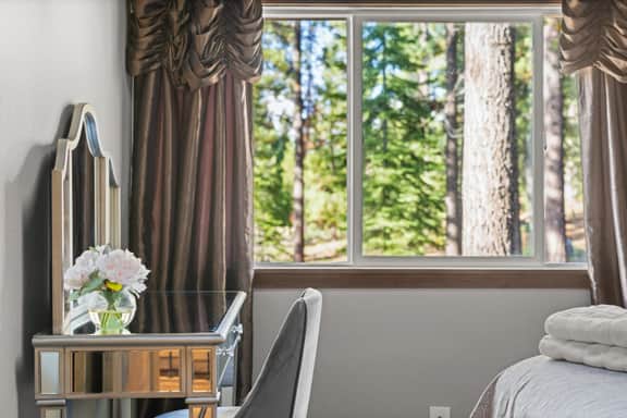 MeadowVale · 4BR Tahoe Retreat · Arcade · 2 Fireplaces · Huge Yard