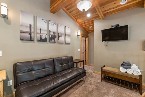 Regina · 10BR Tahoe Mansion · Indoor Pool · Theater · Walk to Heavenly