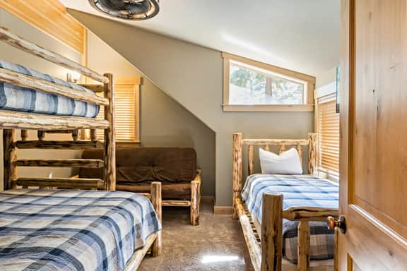Regina · 10BR Tahoe Mansion · Indoor Pool · Theater · Walk to Heavenly