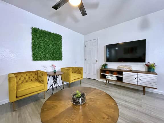 USt7 · Remodeled 3BR Apt · Downtown Sac · Walk Everywhere