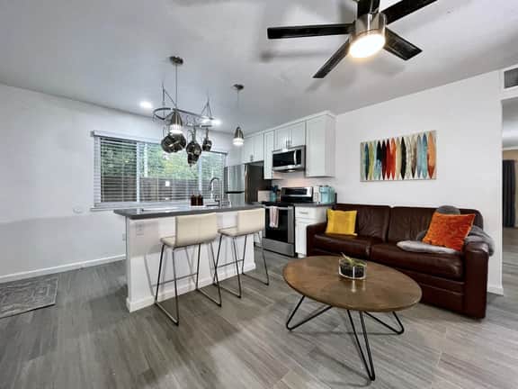 USt7 · Remodeled 3BR Apt · Downtown Sac · Walk Everywhere