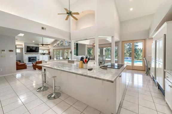 Applemont · 5300 sqft Mansion, Pool, Hot Tub, Game Room, 6 Acres