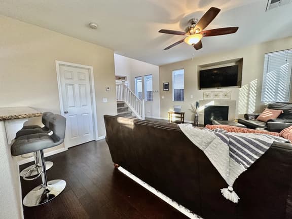 Dragon · 3BR · Garage Parking · 10 Min to SMF & Downtown