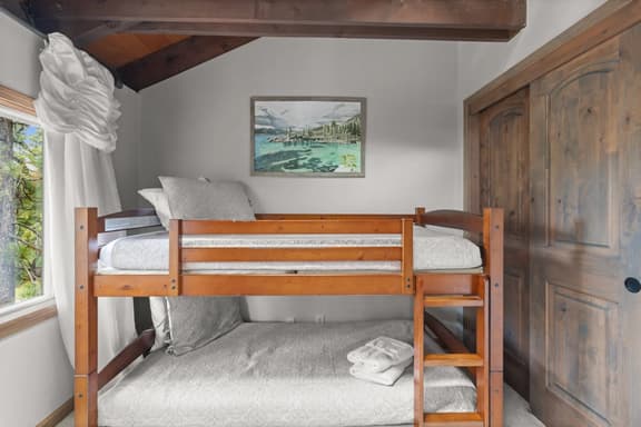 MeadowVale · 4BR Tahoe Retreat · Arcade · 2 Fireplaces · Huge Yard