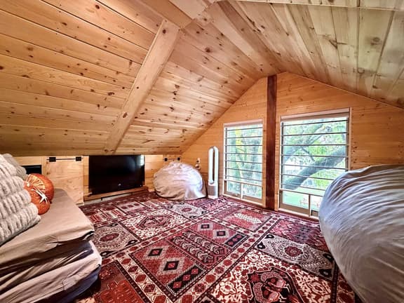 Newcastle · Japandi Loft Home · Radiant Heat · Walk to Downtown
