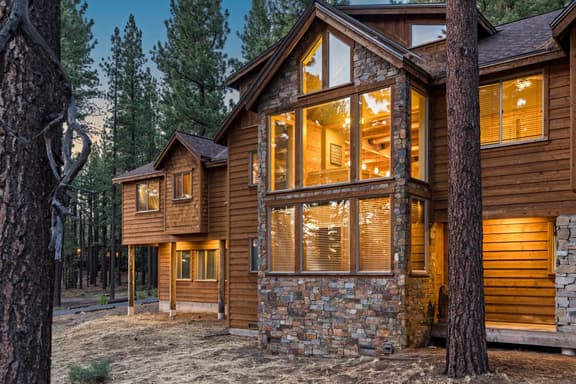 Regina · 10BR Tahoe Mansion · Indoor Pool · Theater · Walk to Heavenly