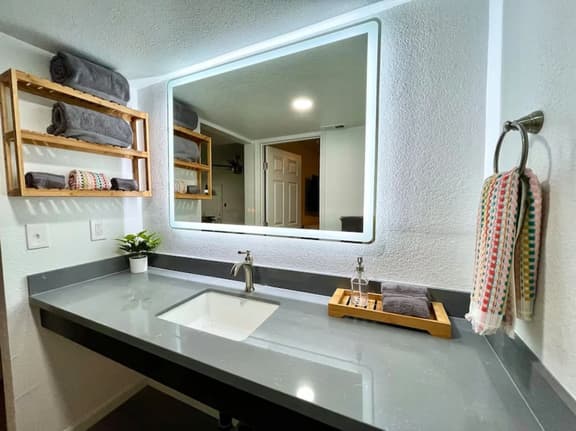 USt7 · Remodeled 3BR Apt · Downtown Sac · Walk Everywhere