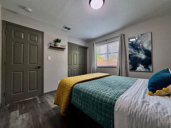 WSt5 · Remodeled 2BR Midtown · Walk to Everything · Secure Parking